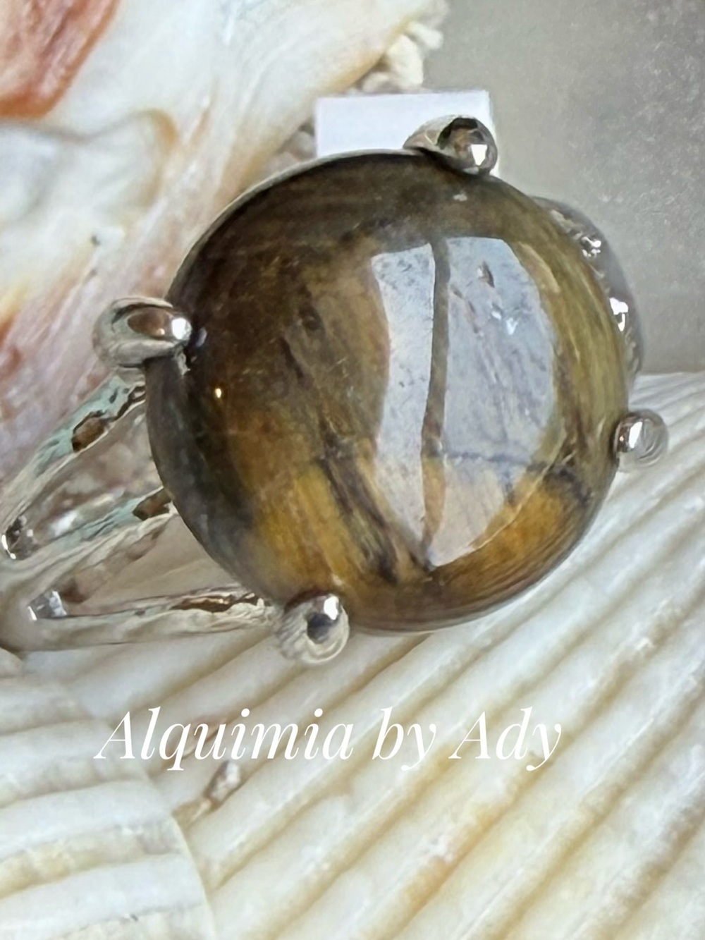 Alquimia Polished Tiger Eye Cabochon Ring in Golden Brown